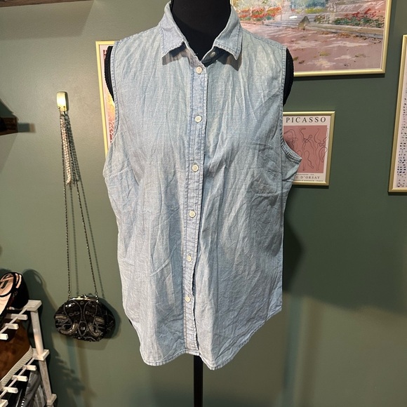J. Crew Light Blue Button Up Top size M ❤️‍🔥 - Picture 2 of 4